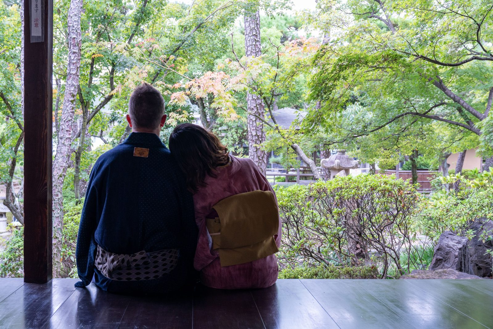 着物カップル 日本庭園